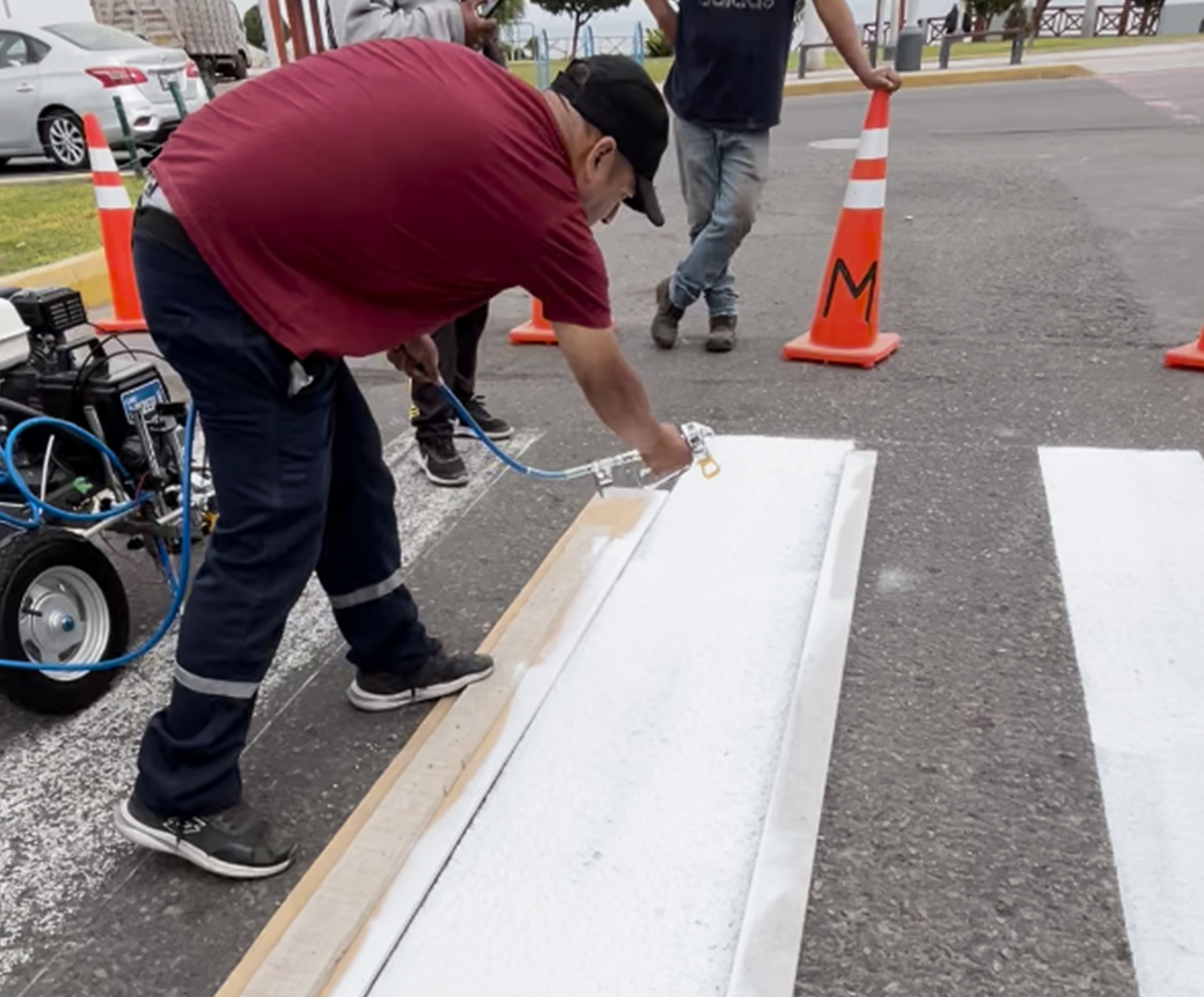 Señalización vial y demarcación urbana con pintarraya Incatools Perú