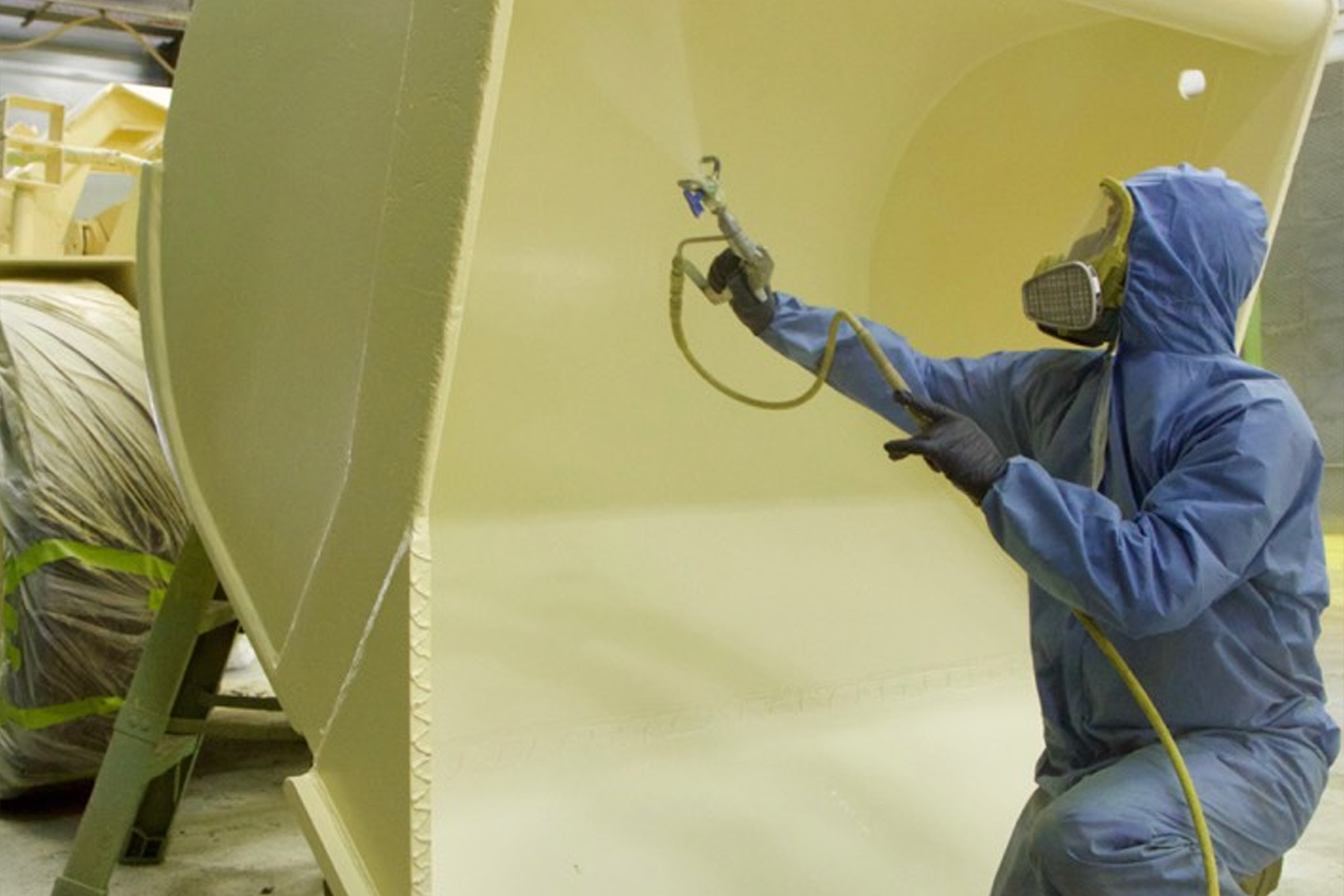Aplicación de pintura industrial con equipo airless Incatools en obra en Perú